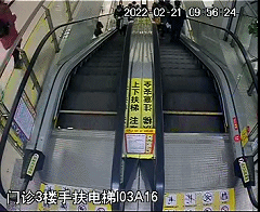 【惊险】小孩乘电梯摔倒,护士转身救人!(图1) 【惊险】小孩乘电梯摔倒,护士转身救人!(图1)