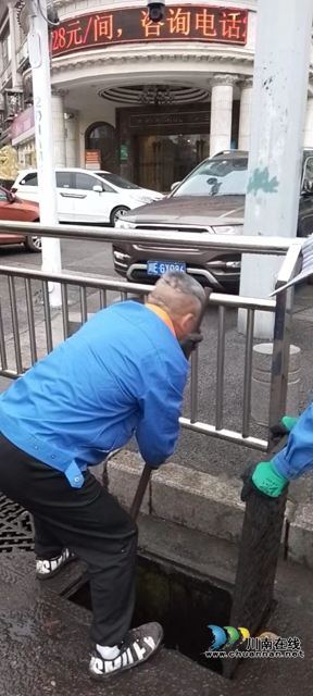 龙马潭区综合行政执法局：暴雨袭城，市政工人挑灯夜战紧急排险(图3)