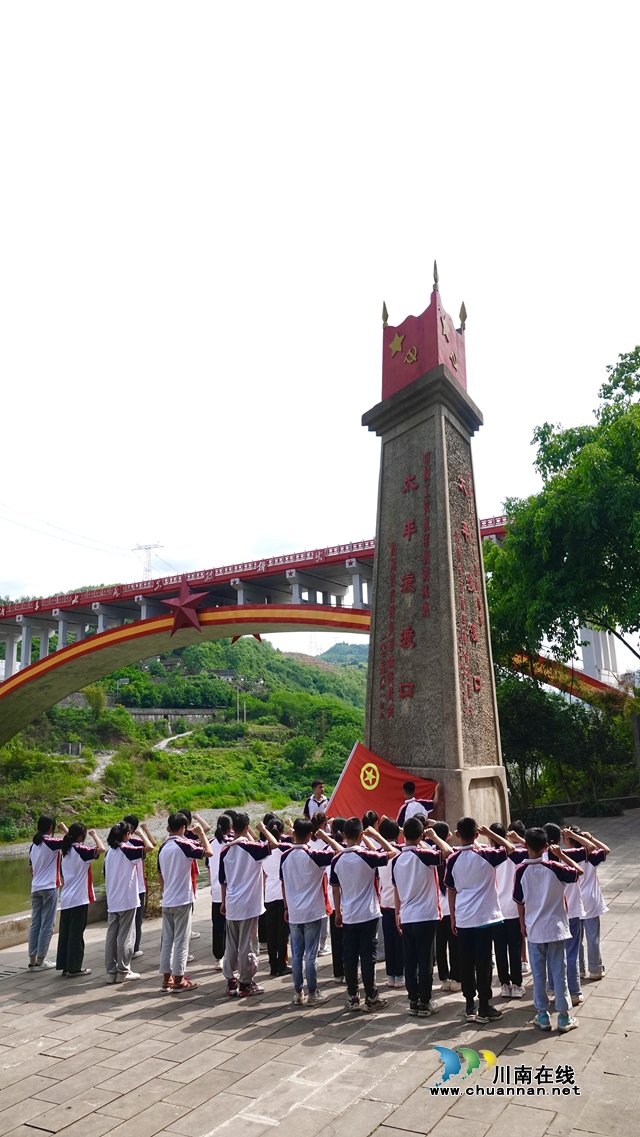 太平小学学生在太平渡渡口宣誓 姚茂璇拍摄.jpg