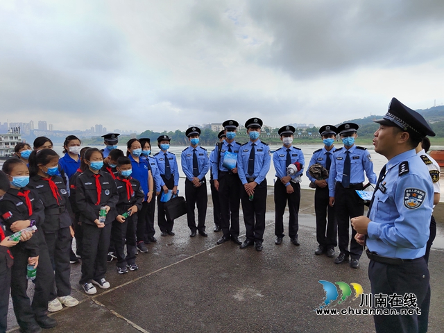 叶小彬向志愿者介绍情况 (1).jpg