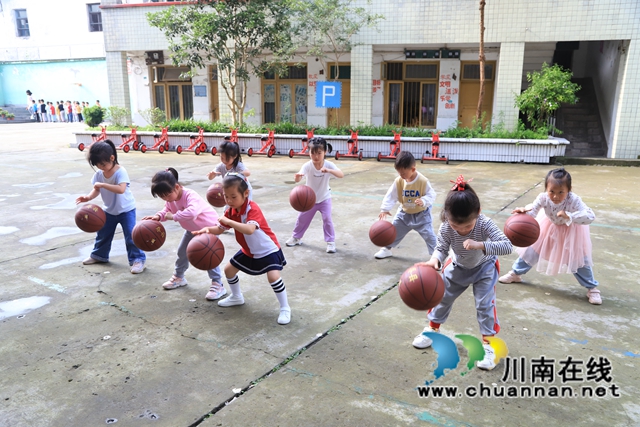 作为乡镇幼儿园，小朋友们每天课间和放学后就会参与到这些丰富多彩的课外活动中，满足了不同孩子的兴趣需求，这不仅解决了家校的烦心事，还让课后延时服务成了学生全面发展的舞台。.JPG