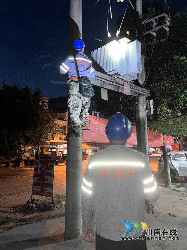 合江县:战高温保供电,全力以赴迎峰度夏(图4) 图为7月11日凌晨2时,佛荫供电所抢修停电故障.jpg