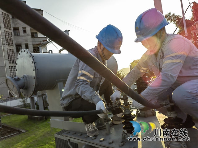 合江县:战高温保供电,全力以赴迎峰度夏(图3) 图为7月10日凌晨5时,处理变电站主变低压桩头发热故障,最大限度减少用电高峰期停电对群众的影响.jpg