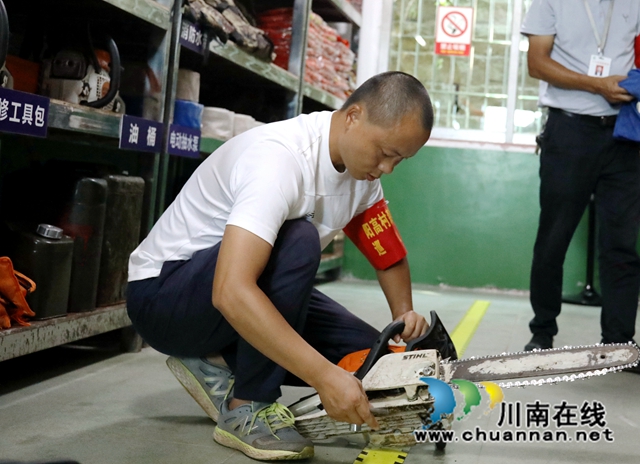 何勇正在检查扑灭火设备 胡晓霞摄.JPG