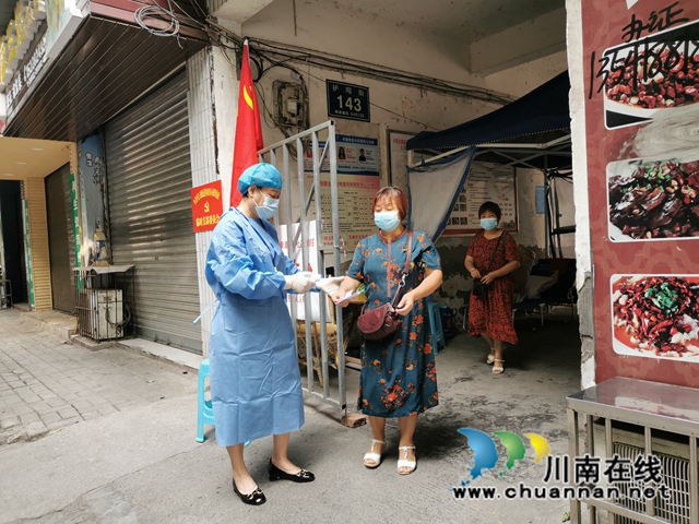 泸县民建:母子齐上阵,战疫守家园(图3) bada57ae53f8320aad9574658a2228c.jpg