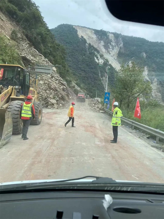 【忠山车神】高山危崖间的生命“摆渡人”(图6) 6.jpg