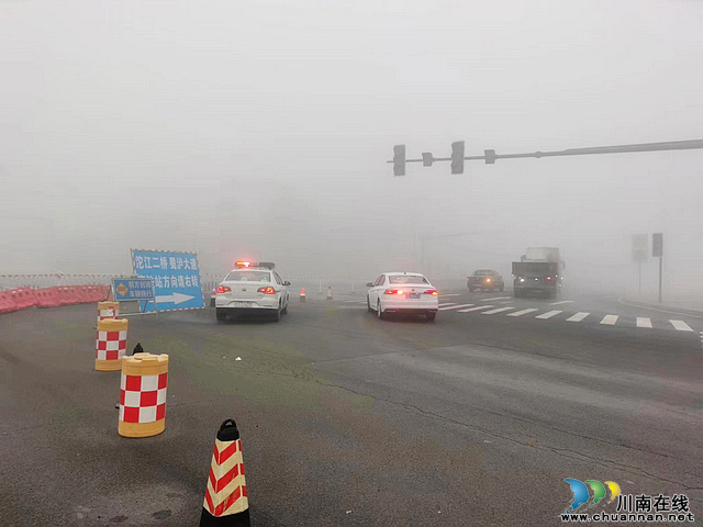 泸州：浓雾笼罩，公安交警三大队在路口护航_川南在线