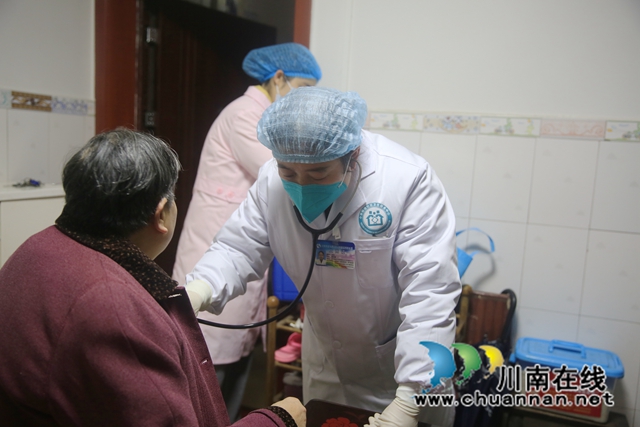 龙马潭:成立非急救转运专班,满足非急危重症患者就医需求(图1) 1潘光耀和同事赶到杨钦凤老人家中进行初步检查.jpg