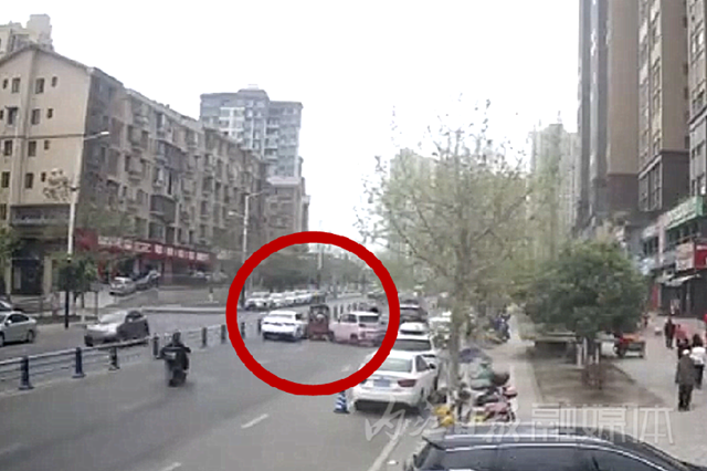 内江东兴区三车相撞，只因驾驶员起步时犯了这个错！