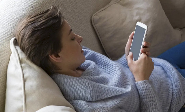 【警惕】女子躺沙发玩手机，竟玩到晕、吐、麻……