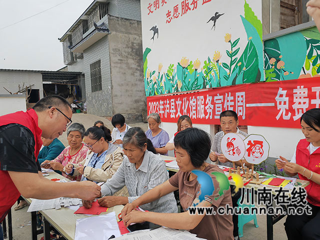 邱元斌老师指导村民剪纸1（曾佐然摄）.jpg