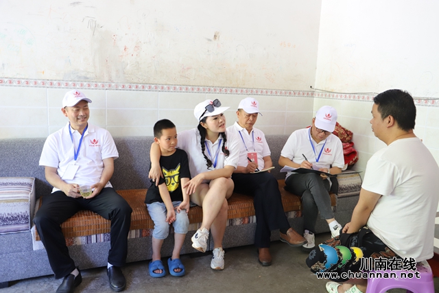 泸州市红星志愿者协会走访慰问6名困难家庭学生