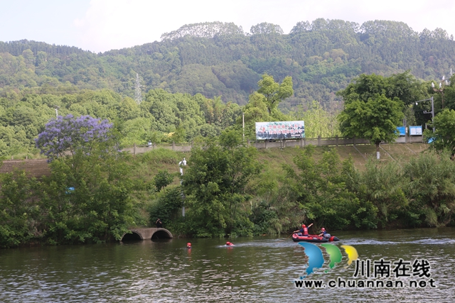 冲锋舟活饵救援（曾佐然摄）.JPG