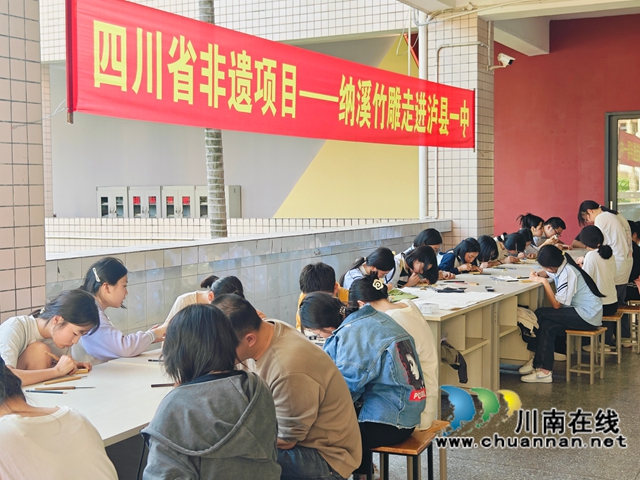 ng28登录刻竹弘艺 育美润心|四川省非遗瑰宝——纳溪竹雕走进泸县一中(图1) ng28登录刻竹弘艺 育美润心|四川省非遗瑰宝——纳溪竹雕走进泸县一中(图1)