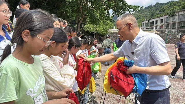 民建泸县基层委开展乡村青少年心理健康公益帮扶活动