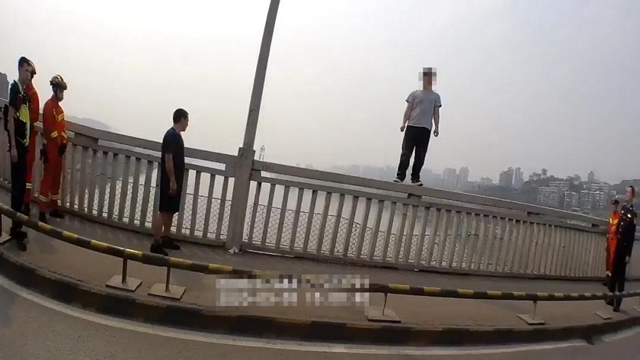 泸州长江大桥跳桥男子获救，已被依法行政处罚！(图3)