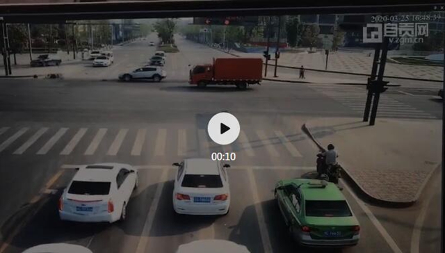 惊险！自贡一无牌电动车闯红灯被撞飞