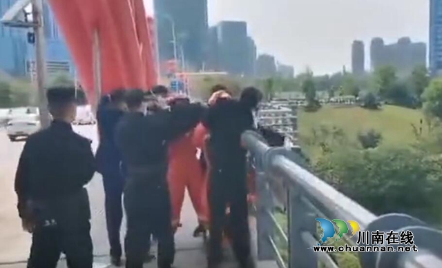 视频||泸州一年轻女子欲跳桥轻生 消防紧急出动将其救下