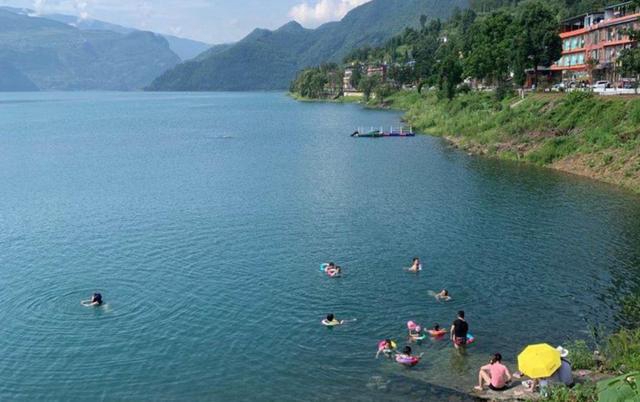 30岁男子在雷波四川马湖溺亡，家属质疑救援不力 景区：湖中禁止游泳，已及时救援(图2)
