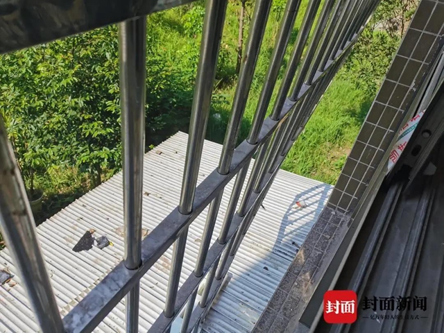 内江：家中失火困住母亲与婴儿，几位青年爬楼撬栏救人(图7)