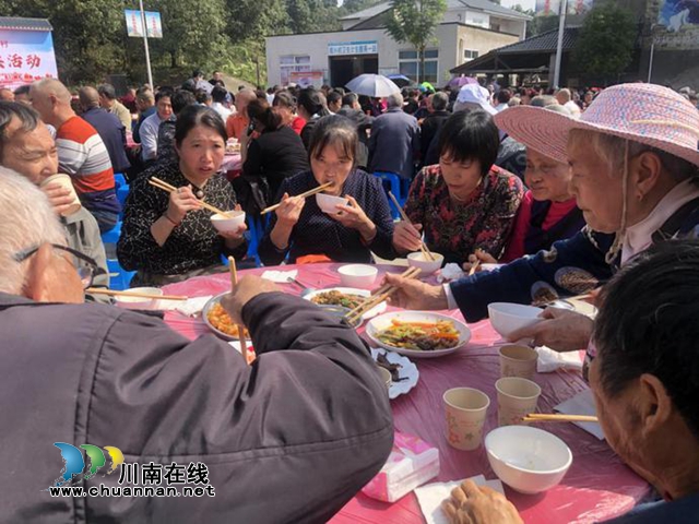 龙马潭区特兴街道举办“九九重阳节庆典” 800余名老人参加(图1)