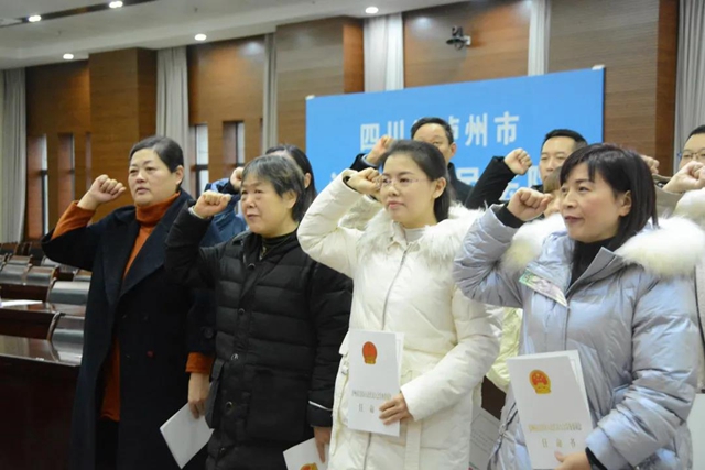 江阳法院举行新任人民陪审员颁证仪式暨任前培训会(图2)