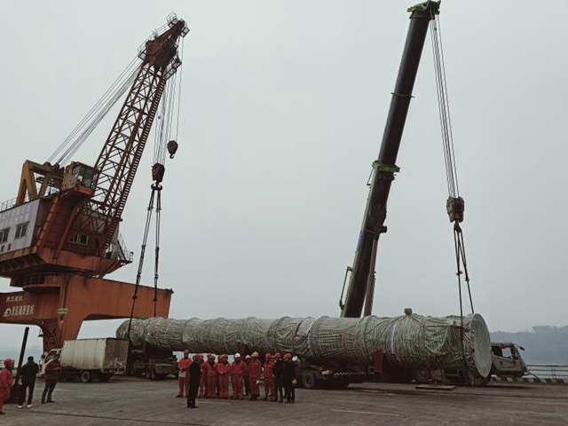 单件143吨！泸州港完成开港以来最大一次吊装(图1)