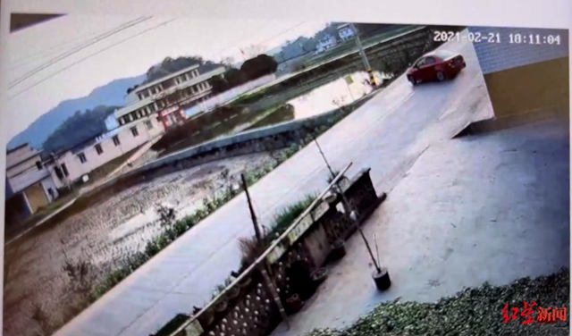 江安夕佳山：泸州籍轿车离奇失控滑进水塘，一家七口四人遇难(图3)