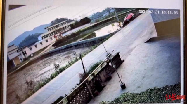 江安夕佳山：泸州籍轿车离奇失控滑进水塘，一家七口四人遇难(图4)