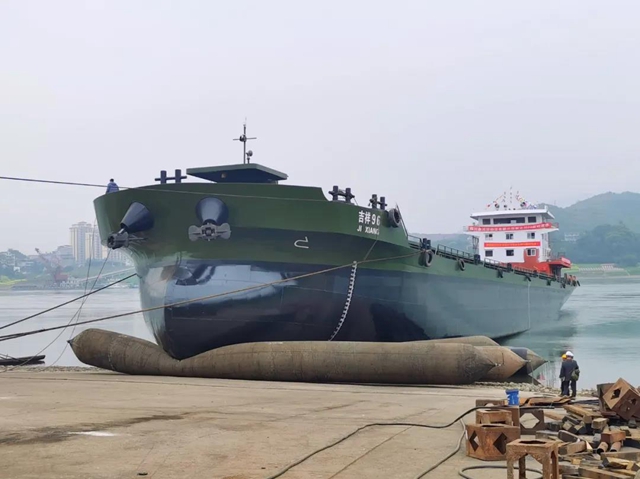 百米货船泸州造 长江水道航运开发带来造船业蓬勃发展(图1)