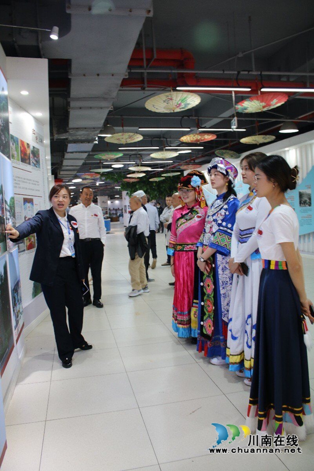 龙马潭区红星街道奥体社区联合西南医科大学各民族党员参观泸州革命历史展(图1)