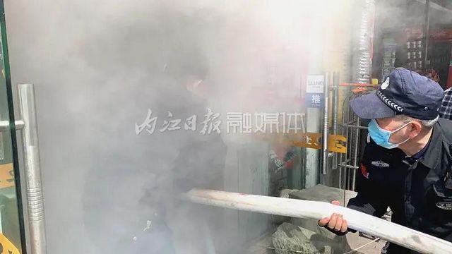 炼油“开小差”酿祸！内江东兴城区一餐馆厨房失火