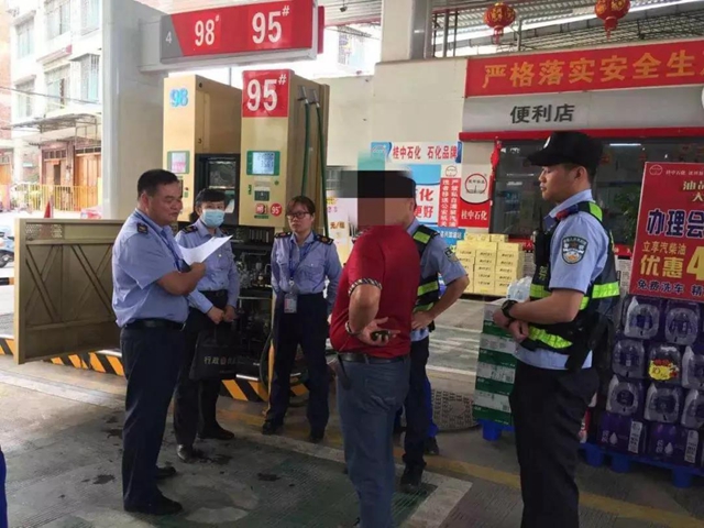 泸州市市场监管系统开展第22个“世界计量日”宣传活动(图1) 泸州市市场监管系统开展第22个“世界计量日”宣传活动(图1)