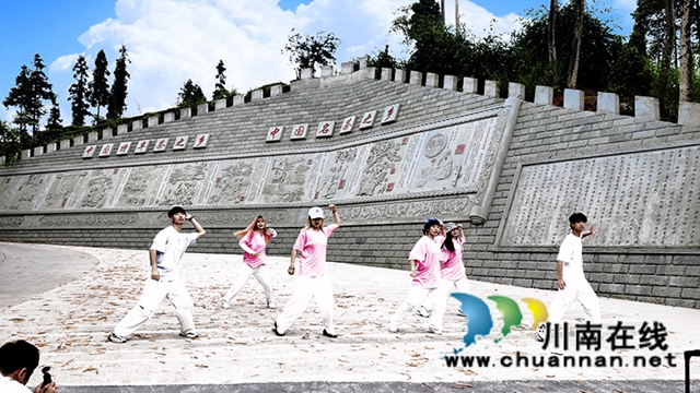 “纳”里很美·“溪”望您来！街舞快闪“燃炸”来袭(图1)