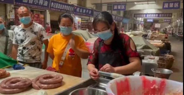 【分享】猪肉降价，四川民众反季节灌香肠？但这三个部位的肉要少吃！