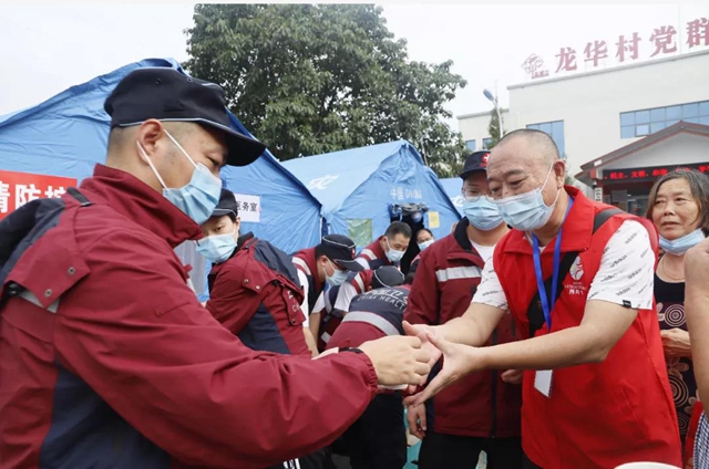 【救援直击】泸县地震灾区的人们喝上中药大锅汤啦！(图13)