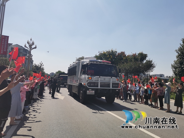 泸县人民欢送抗震救灾武警泸州支队官兵(图5)
