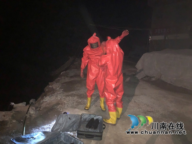 为民除害！合江县应急局联合县消防队烧毁5个马蜂窝