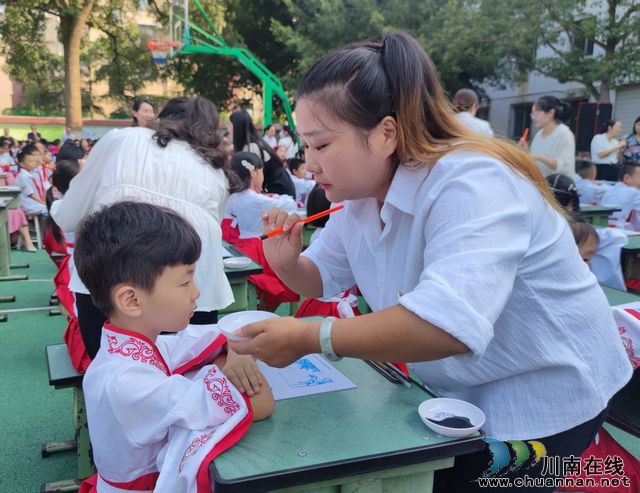 开笔启蒙,传承经典——海潮镇各学校举行2021年秋开笔礼仪式(图5) 开笔启蒙,传承经典——海潮镇各学校举行2021年秋开笔礼仪式(图5)