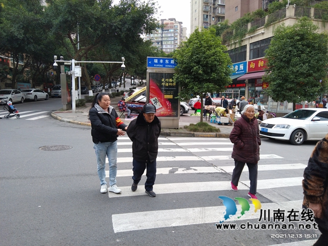 江阳区华阳街道：送迷路老人回家，冬日里的暖心之举(图2)