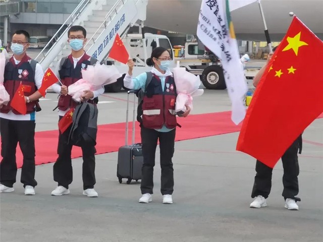 援助埃塞俄比亚的西南医大附院护士长熊洪带着“骑士级独立日勋章”回来啦！
