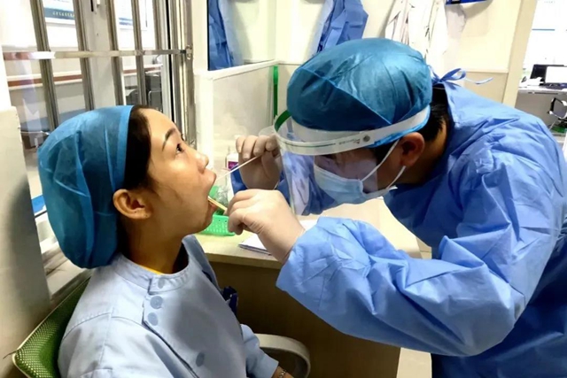 泸州福欣医院255名职工全部接受新冠病毒核酸检测