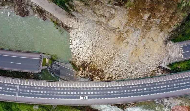 山体垮塌致桥梁断裂！石棉公安局公布雅西高速绕行路线