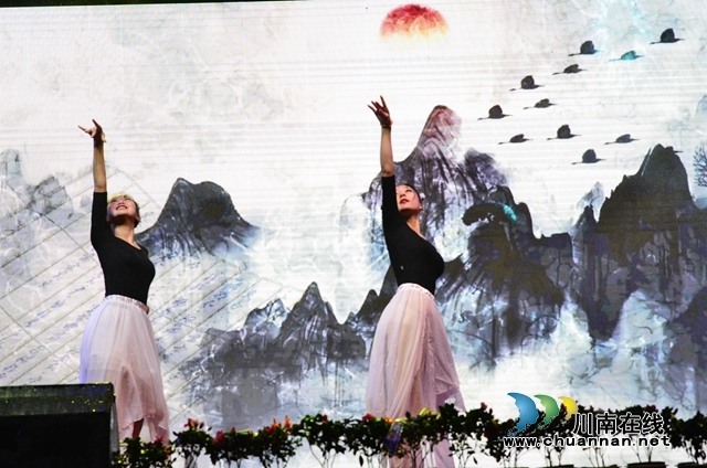 合江中学隆重举行第八届体育艺术节