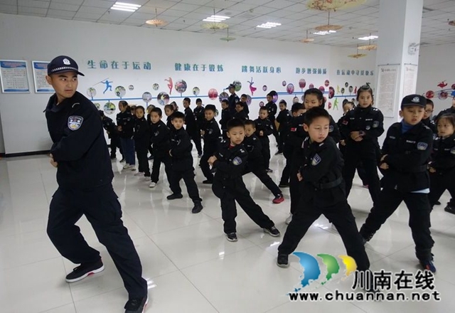 孩子学拳家长听课 泸州市少年警校有点火！
