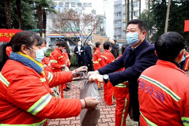 送温暖 | 付小平带队慰问泸州环卫工人和一线抗疫人员