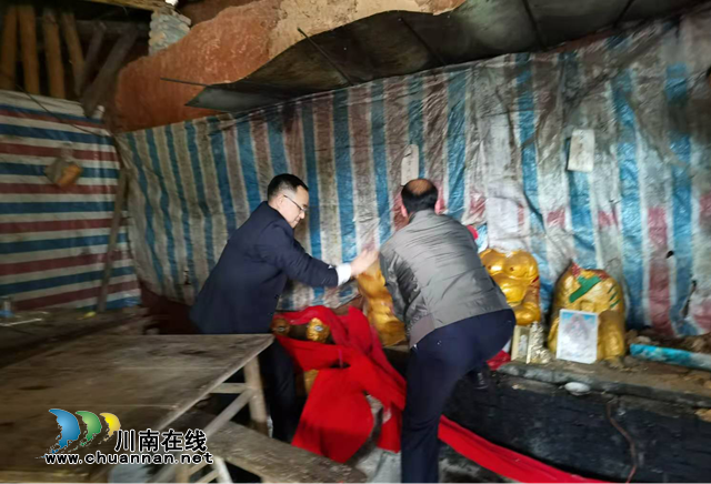 翠屏区统战部现场督办“两乱一私设”整治工作 