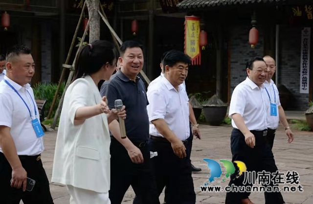 四川省巩固脱贫攻坚成果、助推乡村振兴经验交流会与会代表参观考察泸州“楠域奇缘博藏馆”