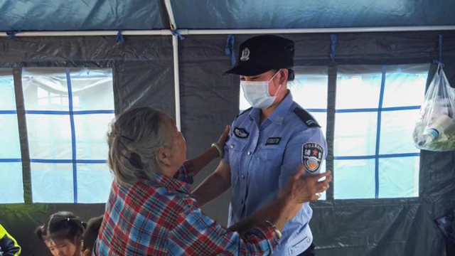 直击救灾一线，泸州女警把孩子“丢”在派出所