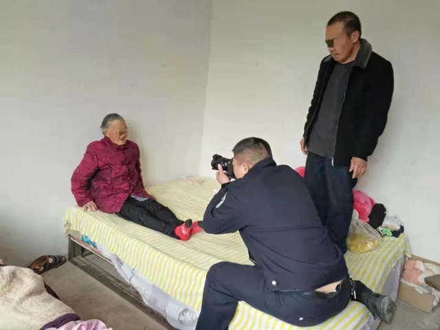 暖心！古蔺民警上门为百岁老人办理身份证